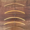 Lot de 6 cintres anciens arrondis en bois par Hello Broc brocante en ligne
