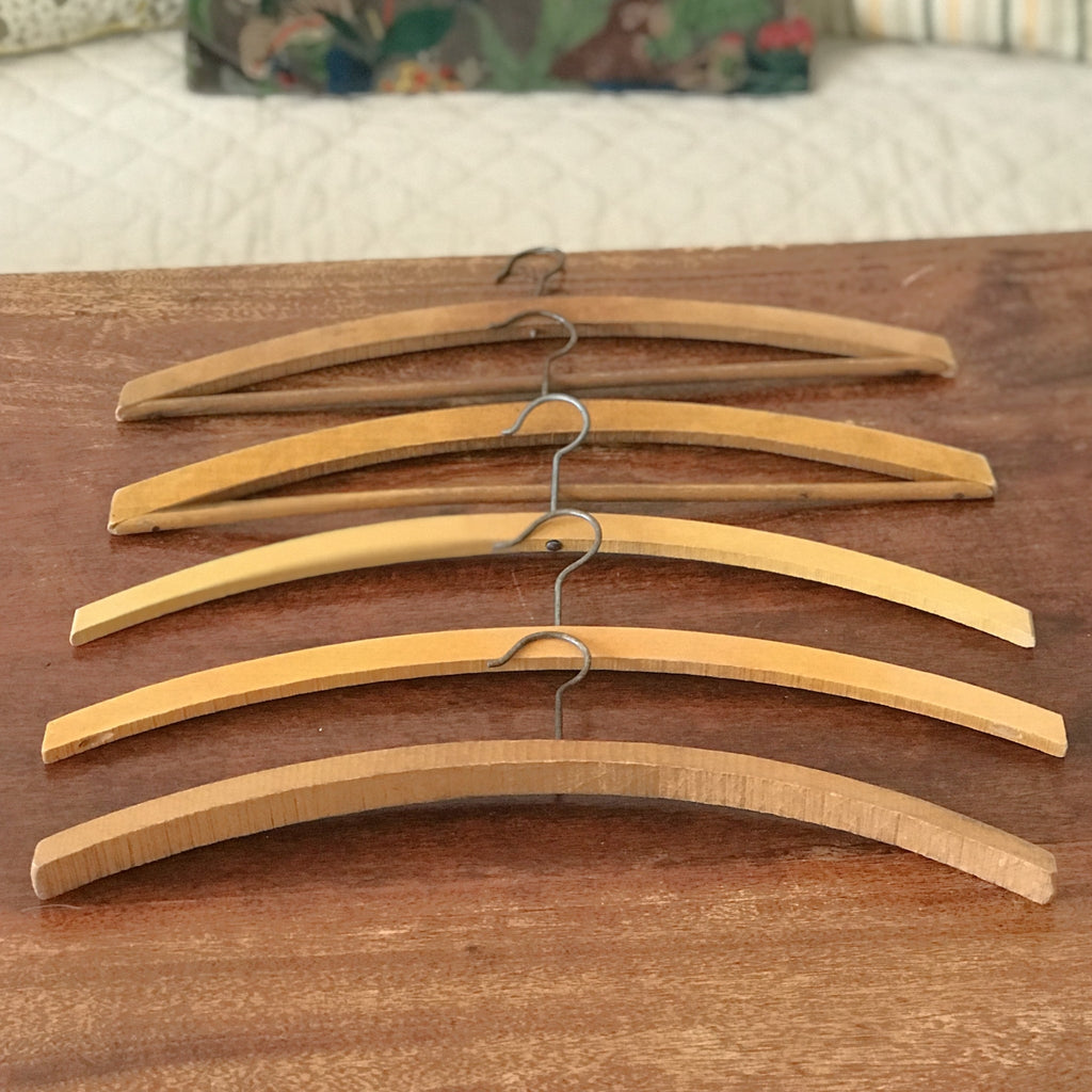 Lot de 6 cintres anciens arrondis en bois par Hello Broc brocante en ligne