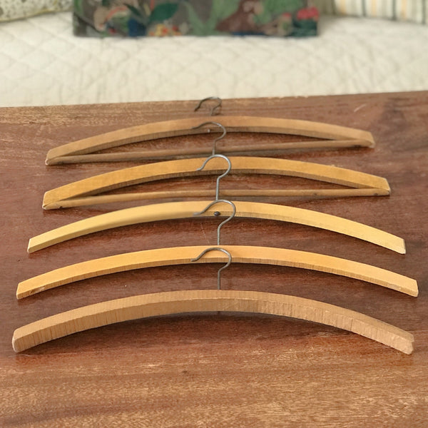 Lot de 6 cintres anciens arrondis en bois par Hello Broc brocante en ligne
