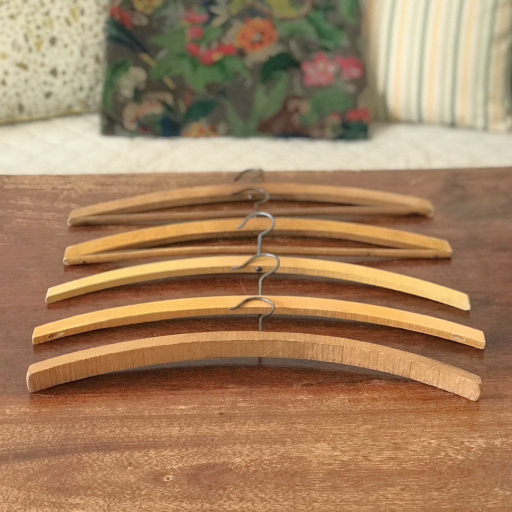 Lot de 6 cintres anciens arrondis en bois par Hello Broc brocante en ligne