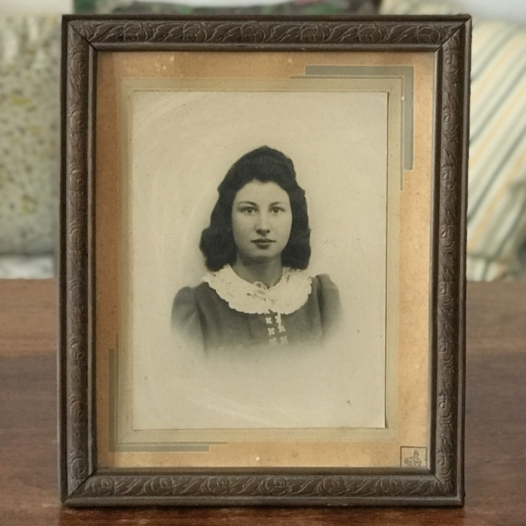 Photographie encadrement en bois portrait d'une jeune fille sépia noir et blanc vitre manquante Circa 1920