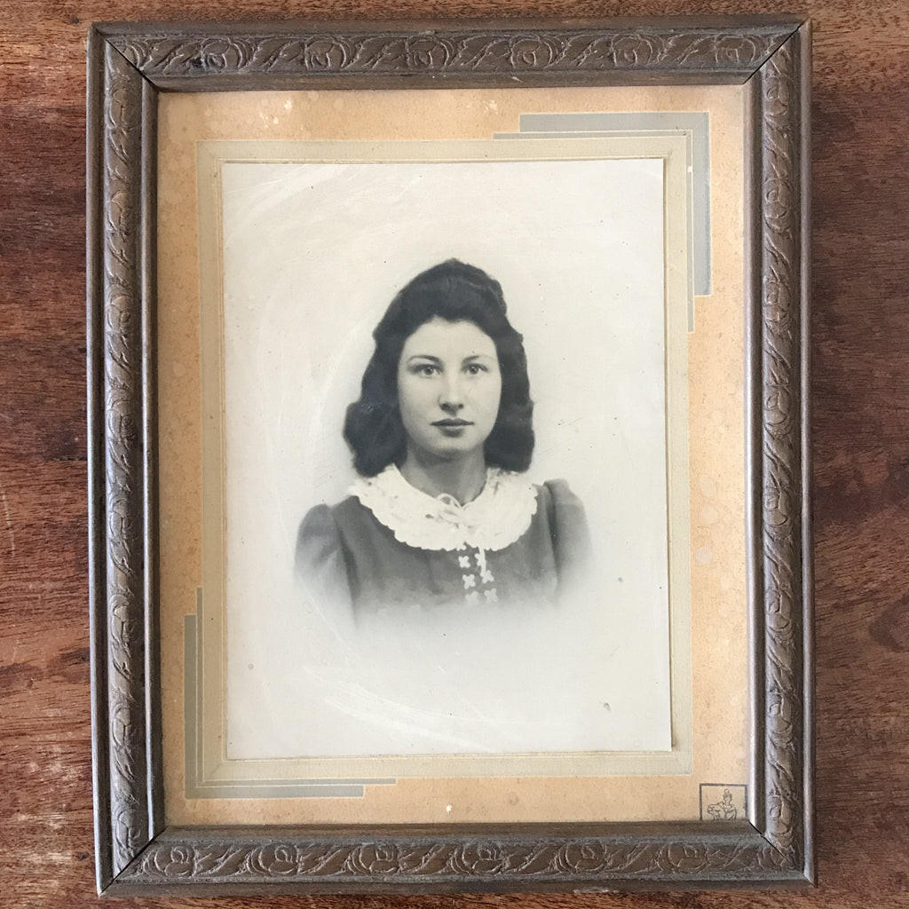 Photographie encadrement en bois portrait d'une jeune fille sépia noir et blanc vitre manquante Circa 1920