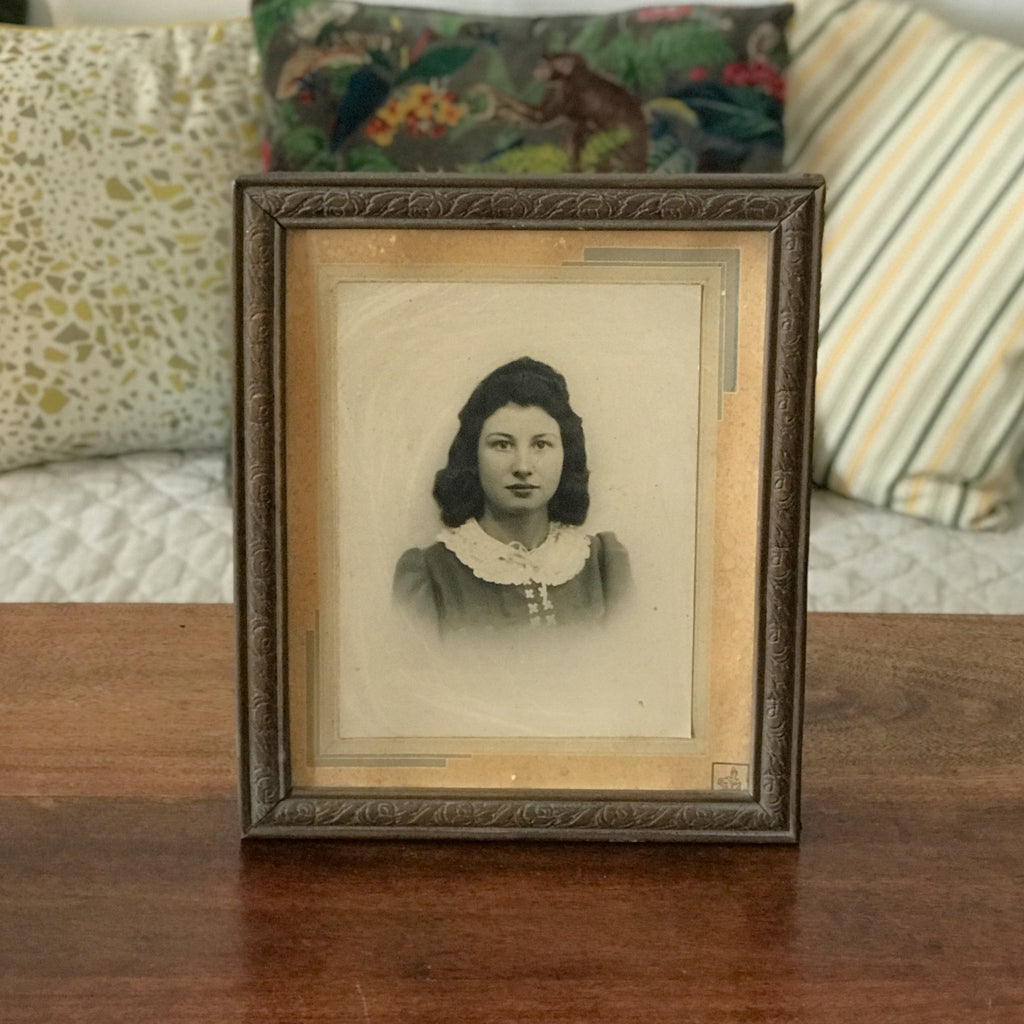Photographie encadrement en bois portrait d'une jeune fille sépia noir et blanc vitre manquante Circa 1920