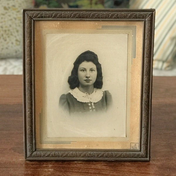 Photographie encadrement en bois portrait d'une jeune fille sépia noir et blanc vitre manquante Circa 1920