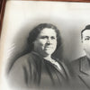 Grande photographie encadrée couple vieillissant cadre en bois ciselé Circa 1920 47 x 36,5 cm par Hello Broc brocante en ligne