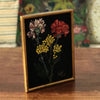 Peinture bouquet de fleurs multicolore sur velours noir encadrement bois doré 1968 23 x 17 cm par Hello Broc brocante en ligne