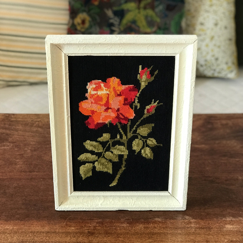Canevas vintage d'une rose dans un camaïeu orange et rouge sur fond noir 38 x 27 cm par Hello Broc brocante en ligne