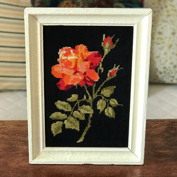 Canevas vintage d'une rose dans un camaïeu orange et rouge sur fond noir 38 x 27 cm par Hello Broc brocante en ligne
