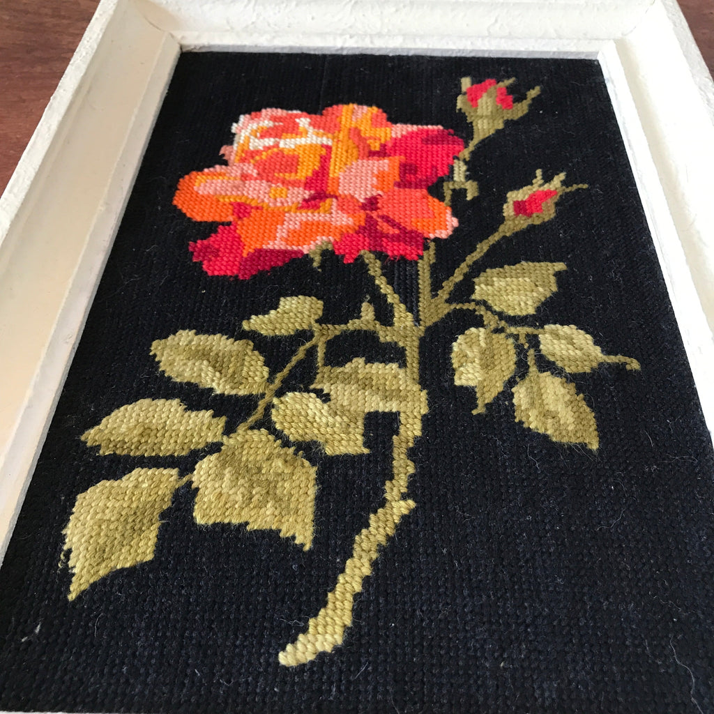 Canevas vintage d'une rose dans un camaïeu orange et rouge sur fond noir 38 x 27 cm par Hello Broc brocante en ligne