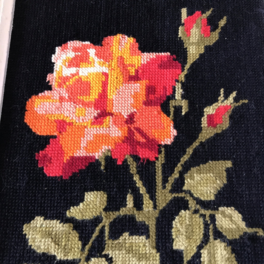 Canevas vintage d'une rose dans un camaïeu orange et rouge sur fond noir 38 x 27 cm par Hello Broc brocante en ligne