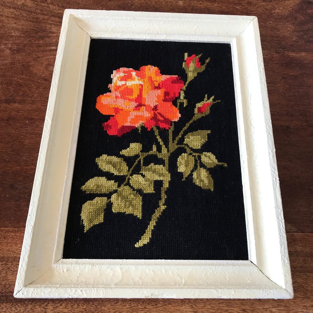 Canevas vintage d'une rose dans un camaïeu orange et rouge sur fond noir 38 x 27 cm par Hello Broc brocante en ligne