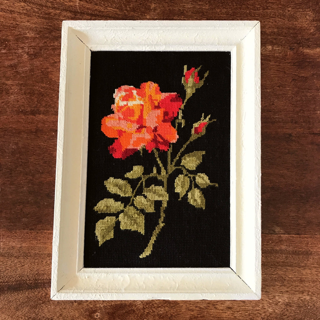 Canevas vintage d'une rose dans un camaïeu orange et rouge sur fond noir 38 x 27 cm par Hello Broc brocante en ligne