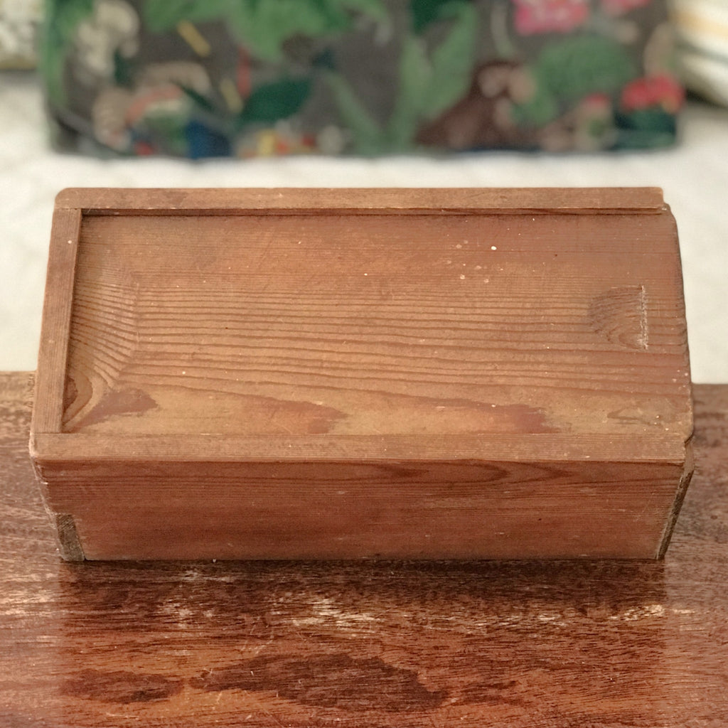 Boîte en bois avec couvercle coulissant et compartiments à l'intérieur longueur 24 cm et largeur 12 cm par Hello Broc brocante en ligne