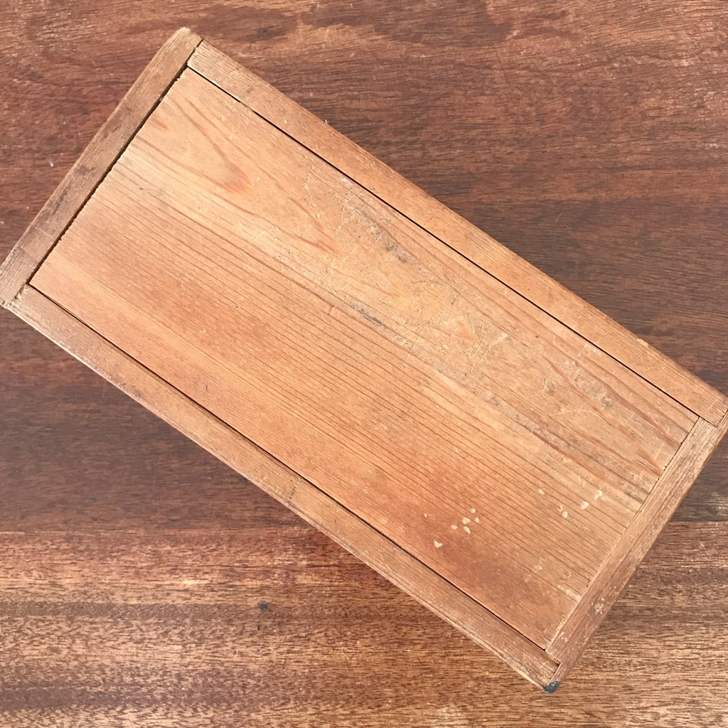 Boîte en bois avec couvercle coulissant et compartiments à l'intérieur longueur 24 cm et largeur 12 cm par Hello Broc brocante en ligne