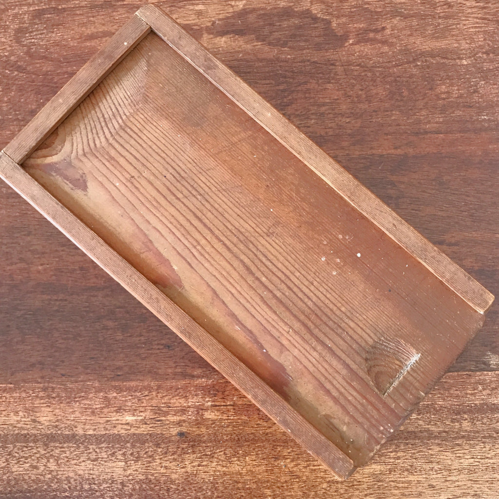 Boîte en bois avec couvercle coulissant et compartiments à l'intérieur longueur 24 cm et largeur 12 cm par Hello Broc brocante en ligne