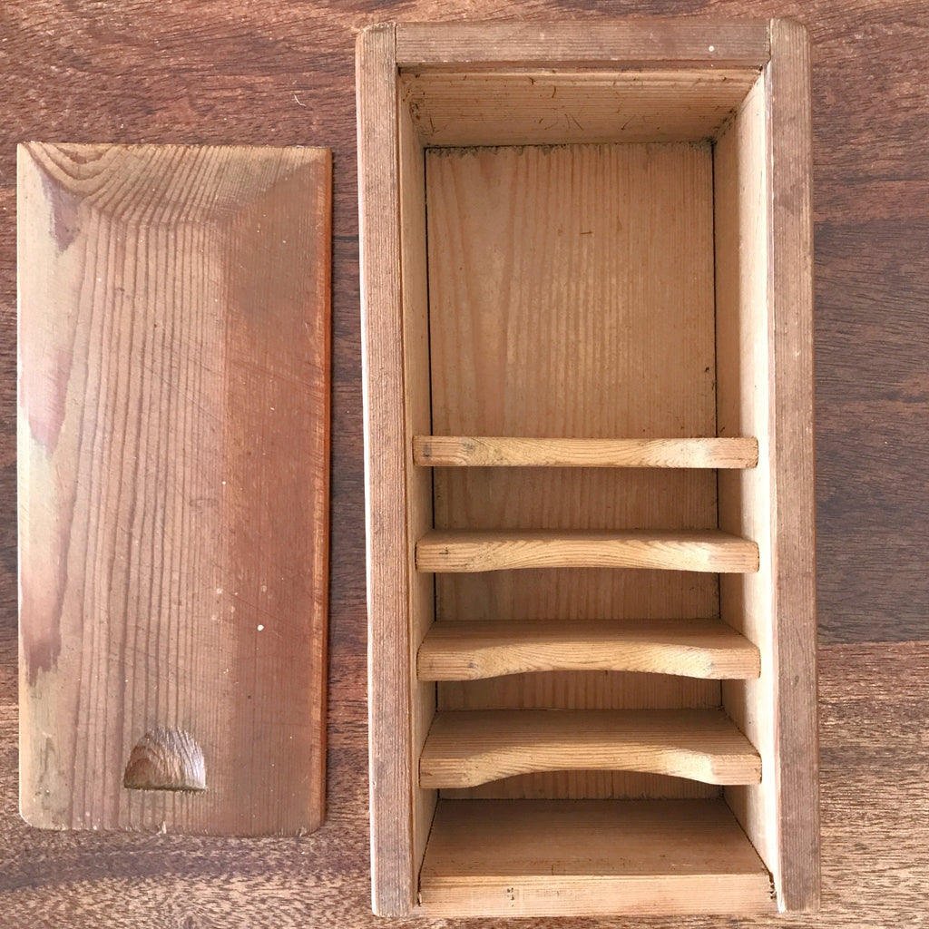 Boîte en bois avec couvercle coulissant et compartiments à l'intérieur longueur 24 cm et largeur 12 cm par Hello Broc brocante en ligne