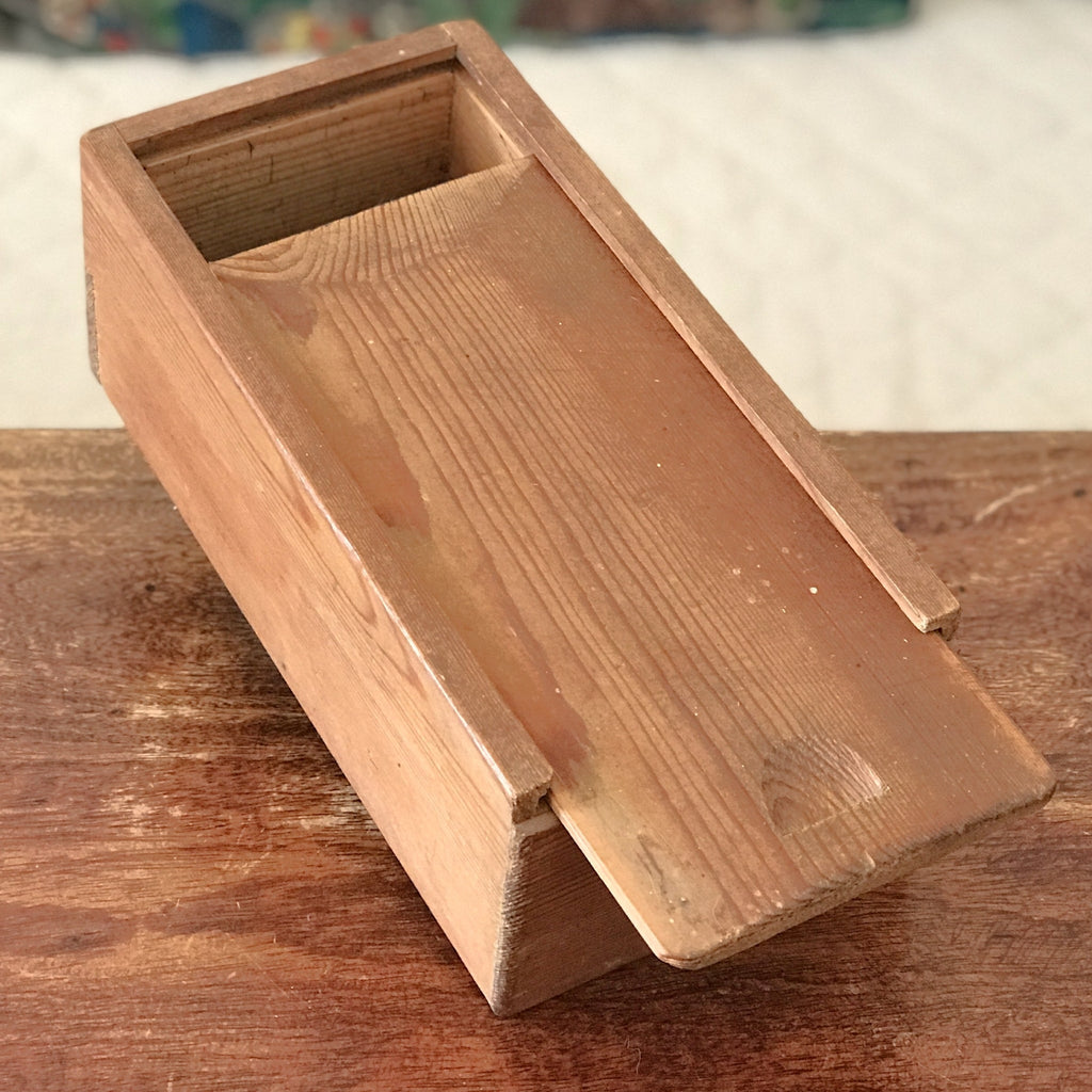 Boîte en bois avec couvercle coulissant et compartiments à l'intérieur longueur 24 cm et largeur 12 cm par Hello Broc brocante en ligne