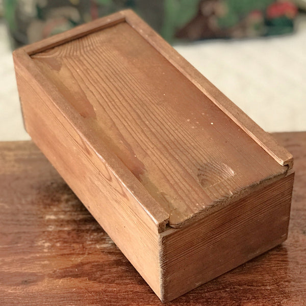 Boîte en bois avec couvercle coulissant et compartiments à l'intérieur longueur 24 cm et largeur 12 cm par Hello Broc brocante en ligne