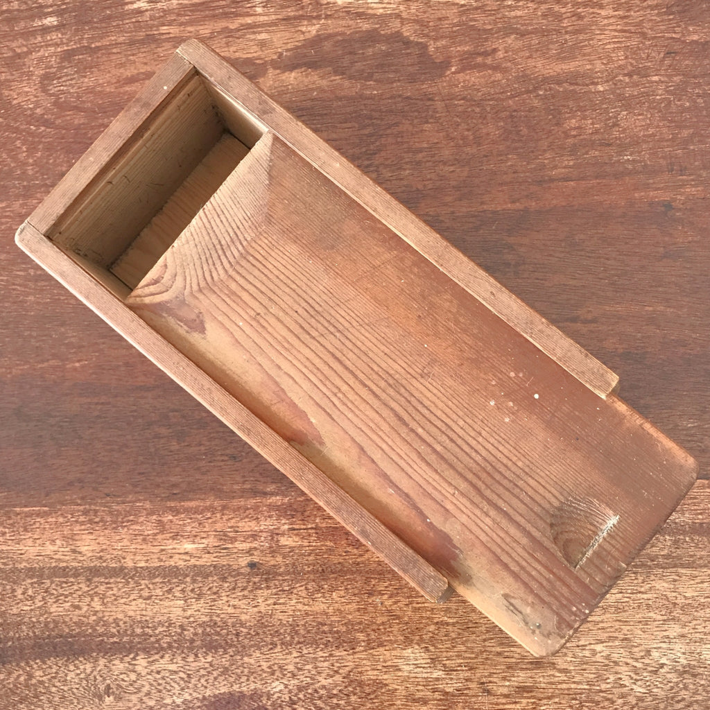 Boîte en bois avec couvercle coulissant et compartiments à l'intérieur longueur 24 cm et largeur 12 cm par Hello Broc brocante en ligne