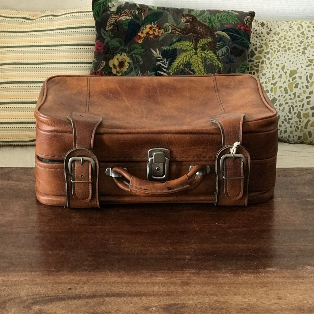 Ancienne Valise Isolée Sur Fond Blanc. Valise Vintage En Cuir Marron Avec Supports En Metal Sur Les Coins Et Une Serrure Bagages 2jt58ma Ancienne Valise Isolée Sur Fond Blanc. Valise Vintage En Cuir Marron Avec Supports En Metal Sur Les Coins Et Une Serrure Bagages 2jt58ma