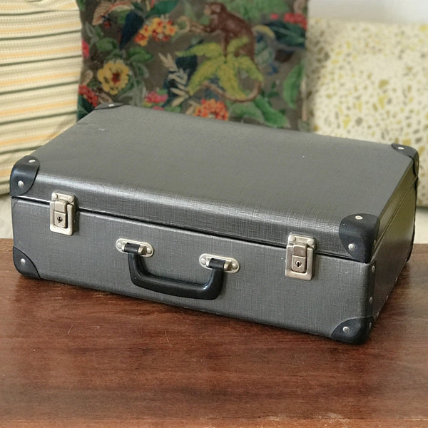 Valise vintage en carton 45 x 26 x 15 cm revêtement gris anthracite années 60 par Hello Broc brocante en ligne