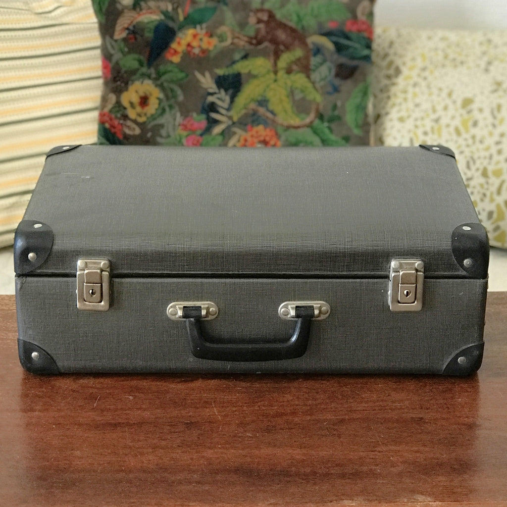 Valise vintage en carton 45 x 26 x 15 cm revêtement gris anthracite années 60 par Hello Broc brocante en ligne