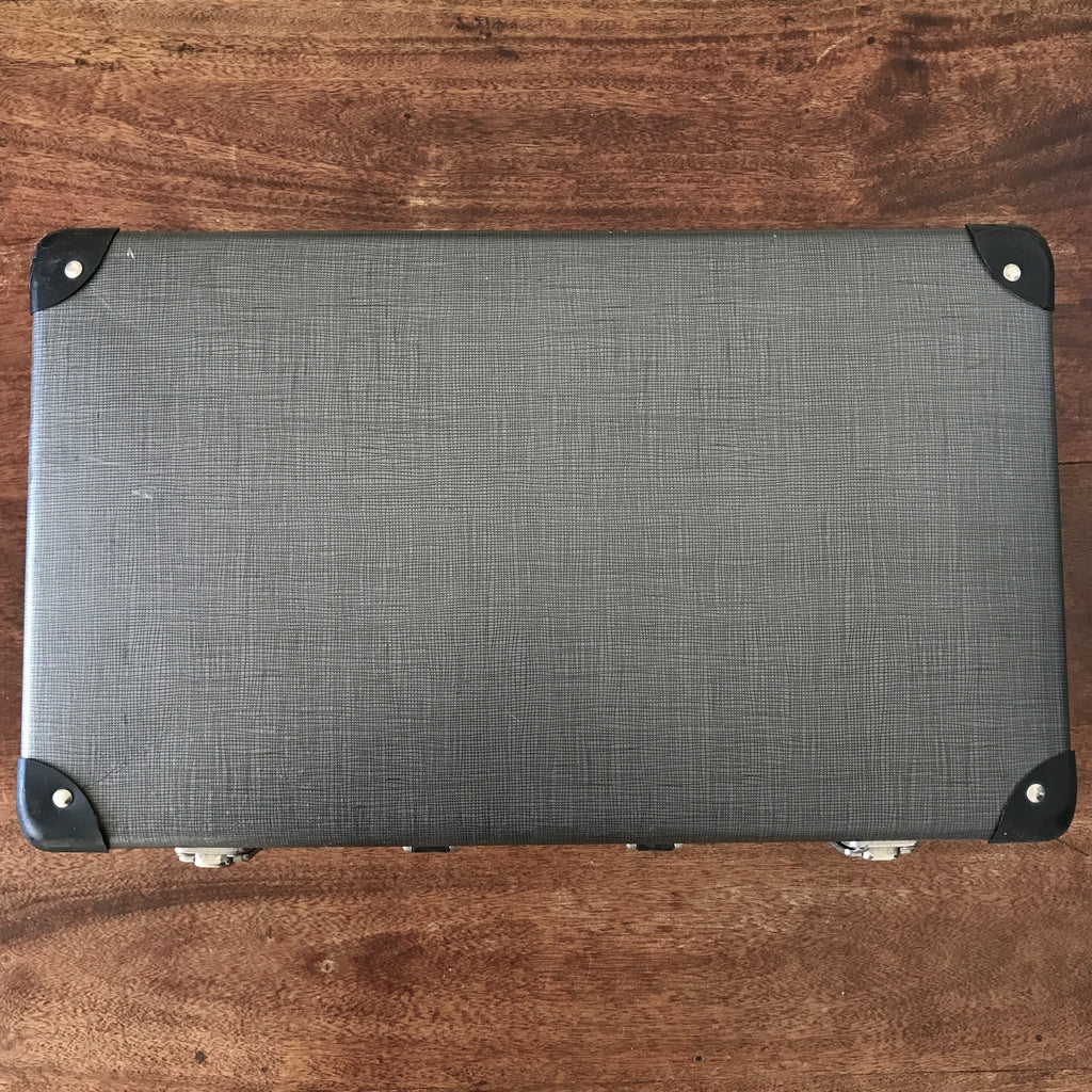 Valise vintage en carton 45 x 26 x 15 cm revêtement gris anthracite années 60 par Hello Broc brocante en ligne