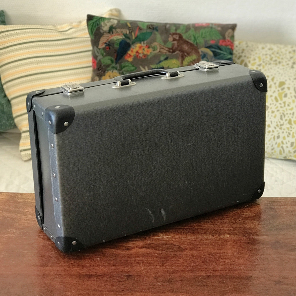 Valise vintage en carton 45 x 26 x 15 cm revêtement gris anthracite années 60 par Hello Broc brocante en ligne