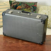 Valise vintage en carton 45 x 26 x 15 cm revêtement gris anthracite années 60 par Hello Broc brocante en ligne