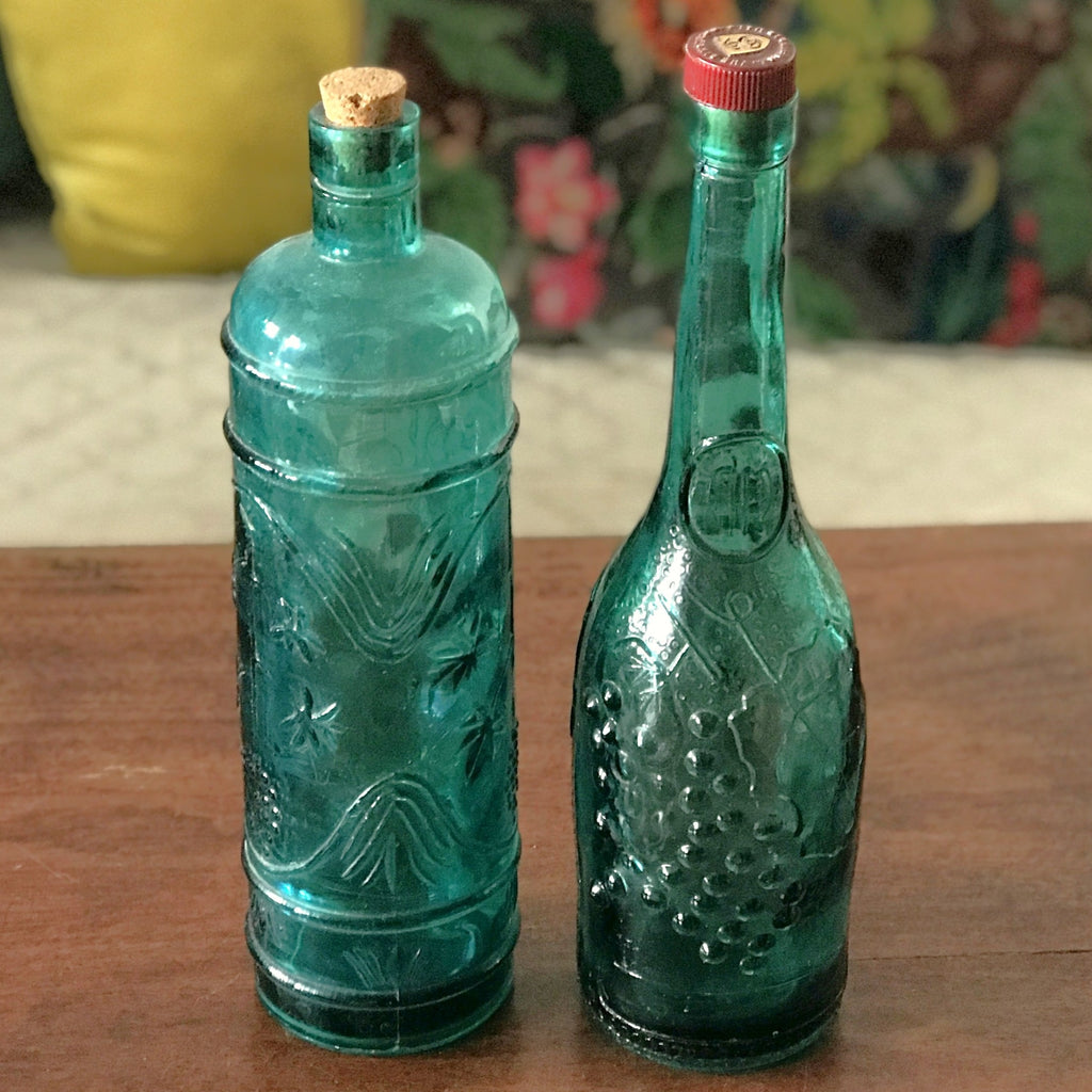 Bouteille vintage bleue droite col court en verre moulé contenance de   litre par Hello Broc brocante en ligne