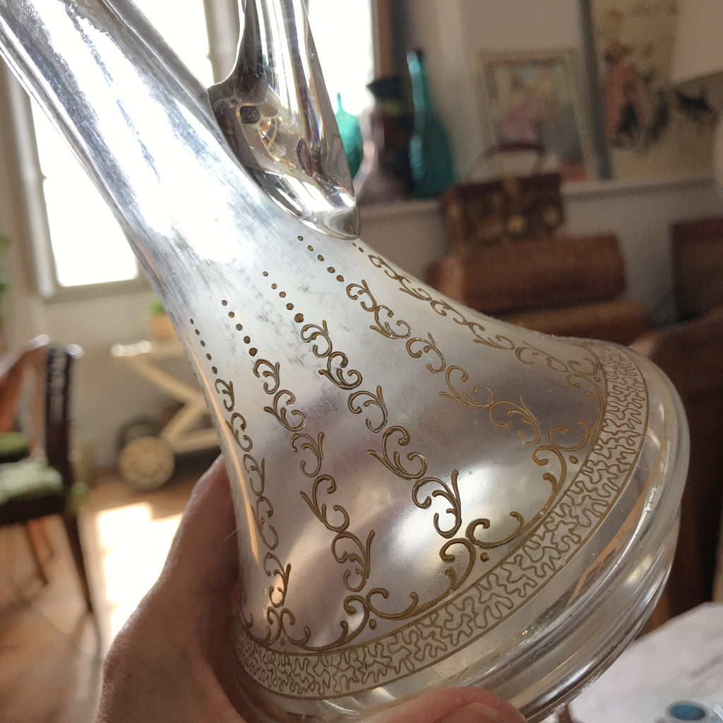 Petite carafe ou aiguière décorative au col long décorée à la main époque Art Nouveau par Hello Broc brocante en ligne