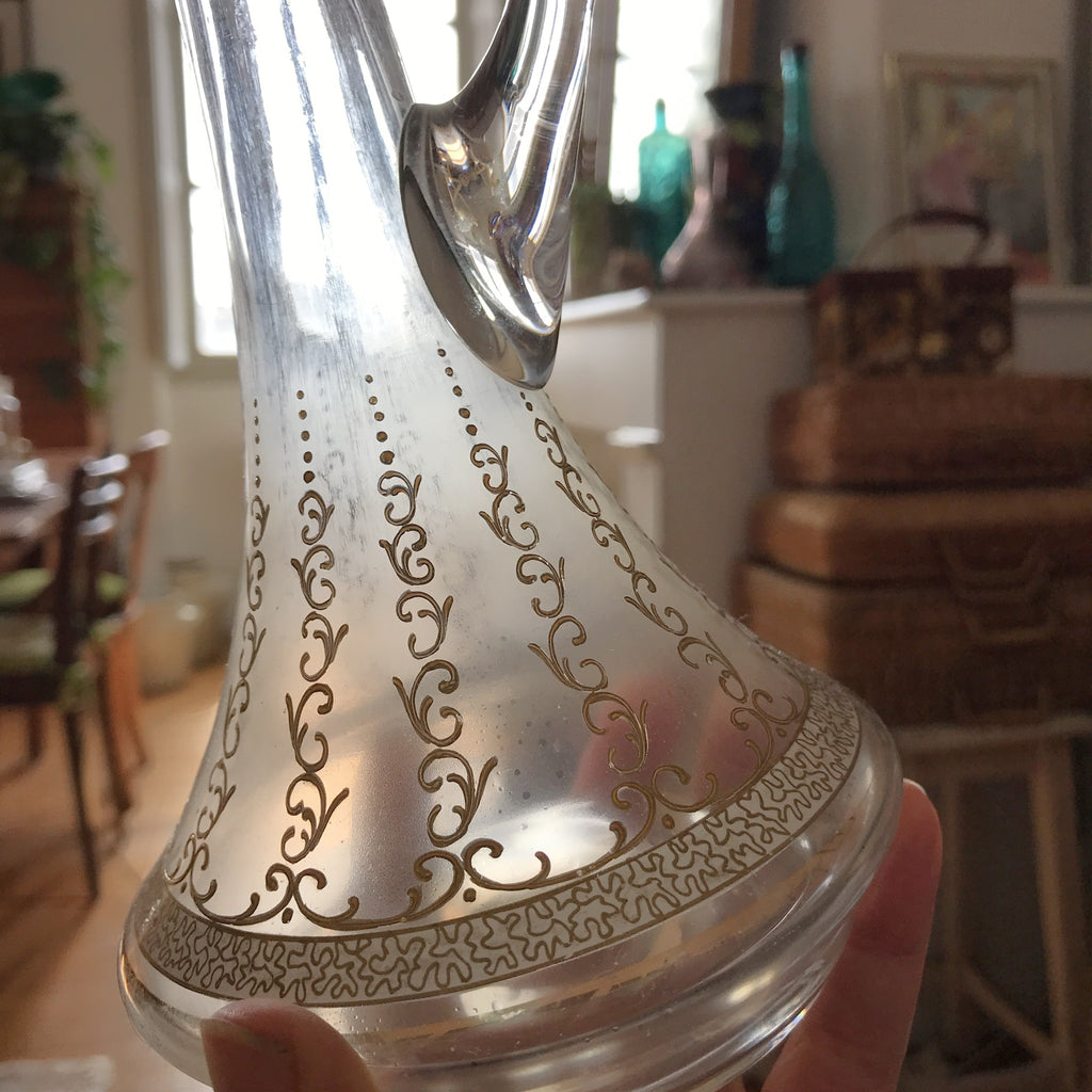 Petite carafe ou aiguière décorative au col long décorée à la main époque Art Nouveau par Hello Broc brocante en ligne