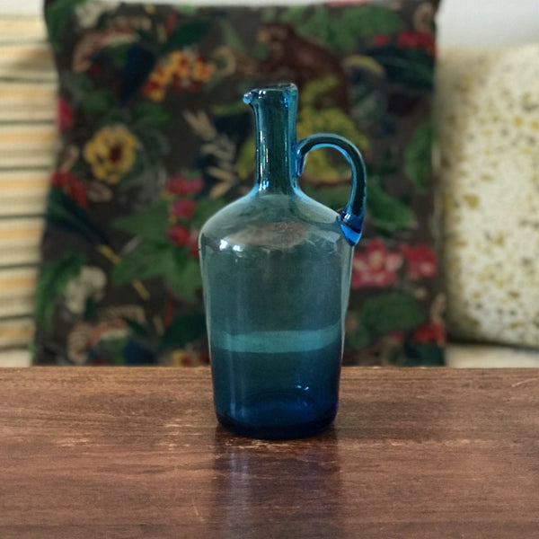 Petite bouteille en verre soufflé bleu avec anse par Hello Broc brocante en ligne