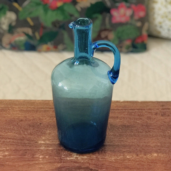 Petite bouteille vintage décorative en verre soufflé bleu avec anse par Hello Broc brocante en ligne