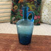 Petite bouteille vintage décorative en verre soufflé bleu avec anse par Hello Broc brocante en ligne