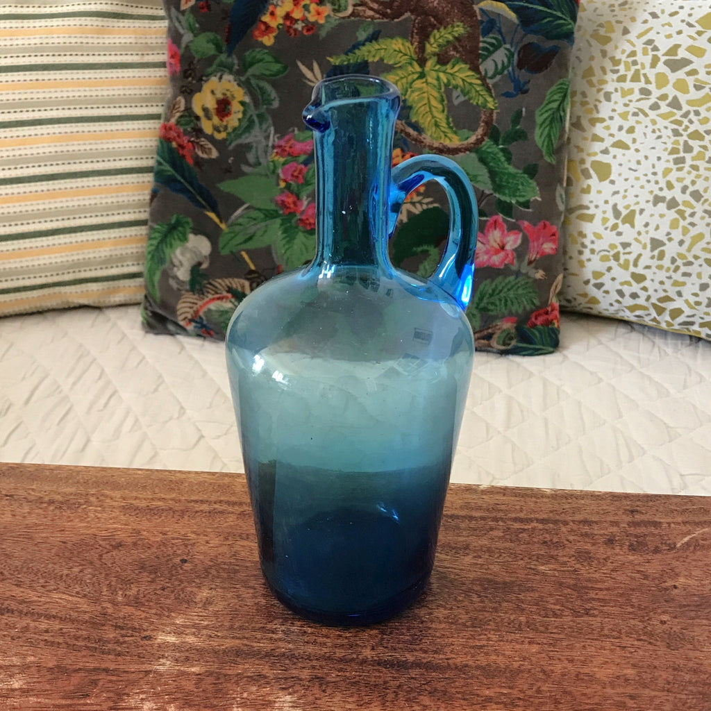 Petite bouteille vintage décorative en verre soufflé bleu avec anse par Hello Broc brocante en ligne