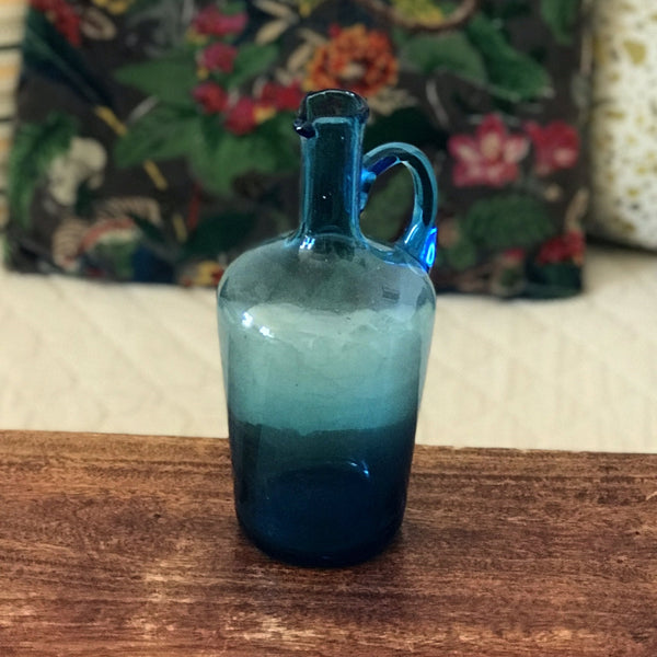 Petite bouteille vintage décorative en verre soufflé bleu avec anse par Hello Broc brocante en ligne