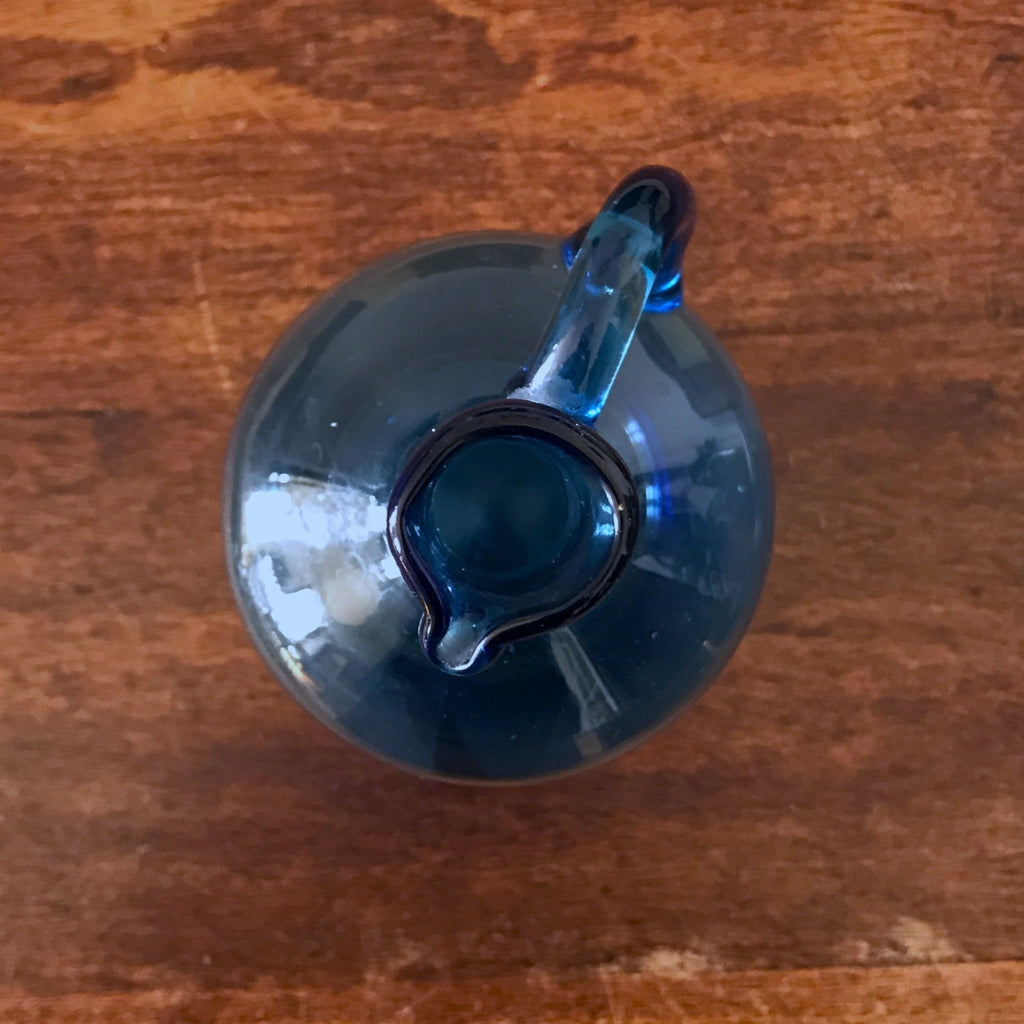 Petite bouteille vintage décorative en verre soufflé bleu avec anse par Hello Broc brocante en ligne