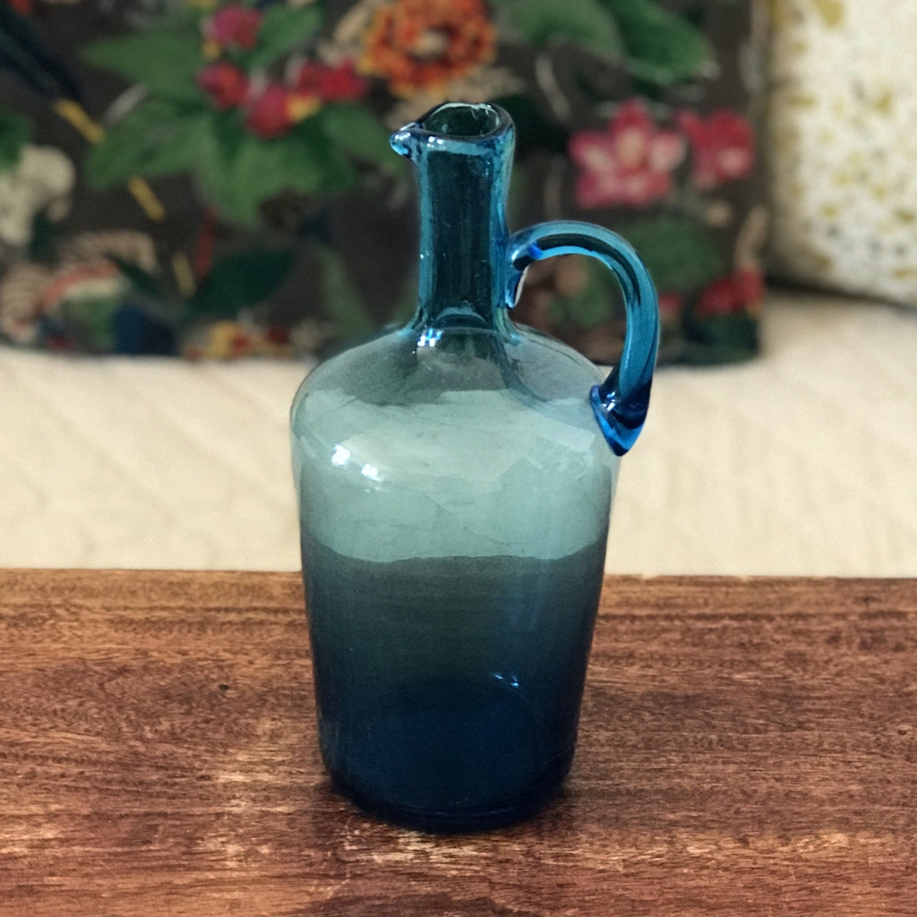 Petite bouteille vintage décorative en verre soufflé bleu avec anse par Hello Broc brocante en ligne