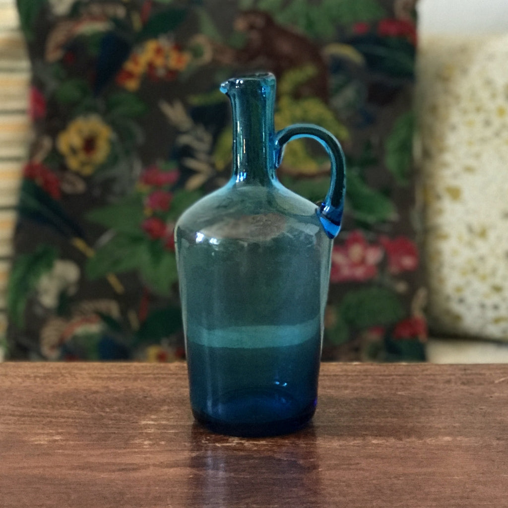 Petite bouteille vintage décorative en verre soufflé bleu avec anse par Hello Broc brocante en ligne