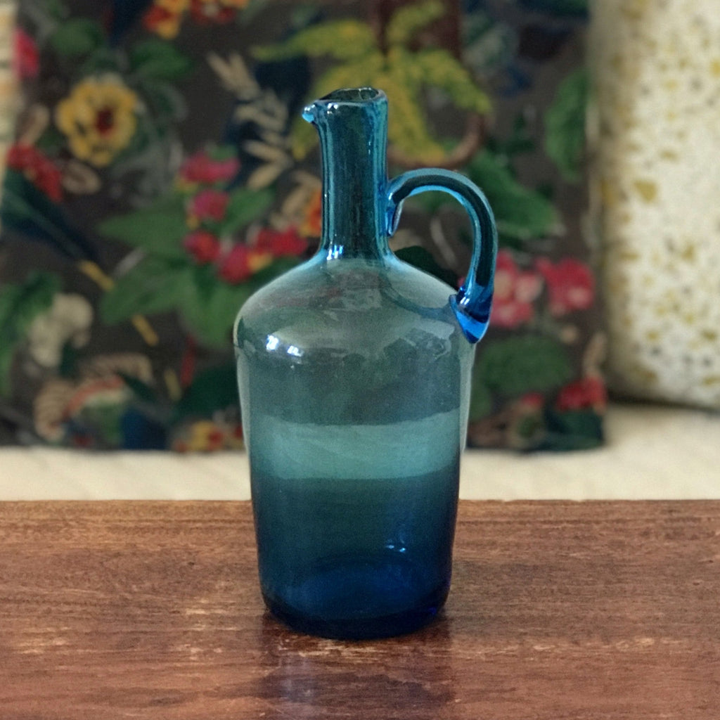 Petite bouteille vintage décorative en verre soufflé bleu avec anse par Hello Broc brocante en ligne