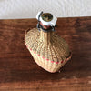Grande bouteille décorative de 2,5 litres dans son écrin en rotin tressé Lourdes par Hello Broc brocante en ligne