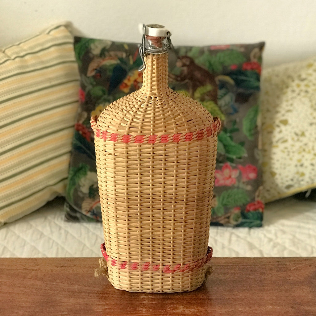 Grande bouteille décorative de 2,5 litres dans son écrin en rotin tressé Lourdes par Hello Broc brocante en ligne