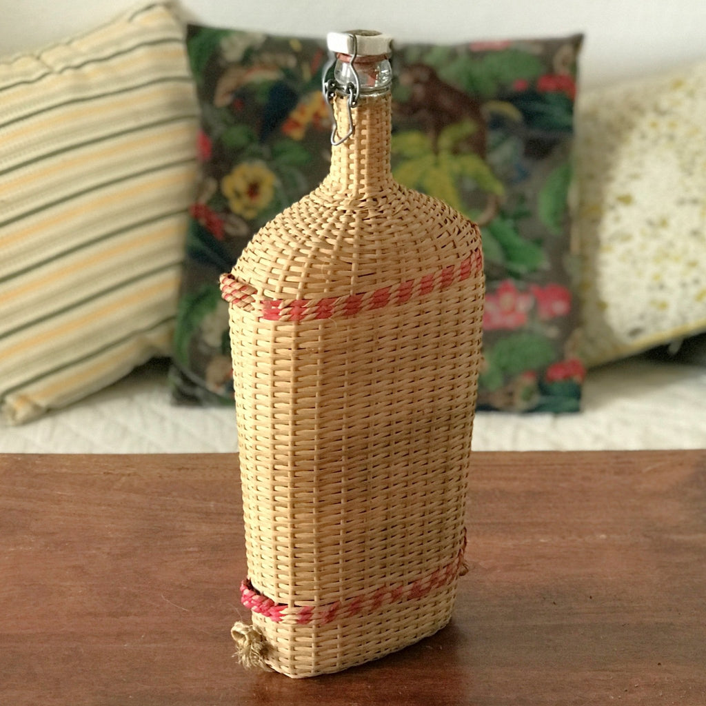 Grande bouteille décorative de 2,5 litres dans son écrin en rotin tressé Lourdes par Hello Broc brocante en ligne