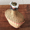 Grande bouteille décorative de 2,5 litres dans son écrin en rotin tressé Lourdes par Hello Broc brocante en ligne