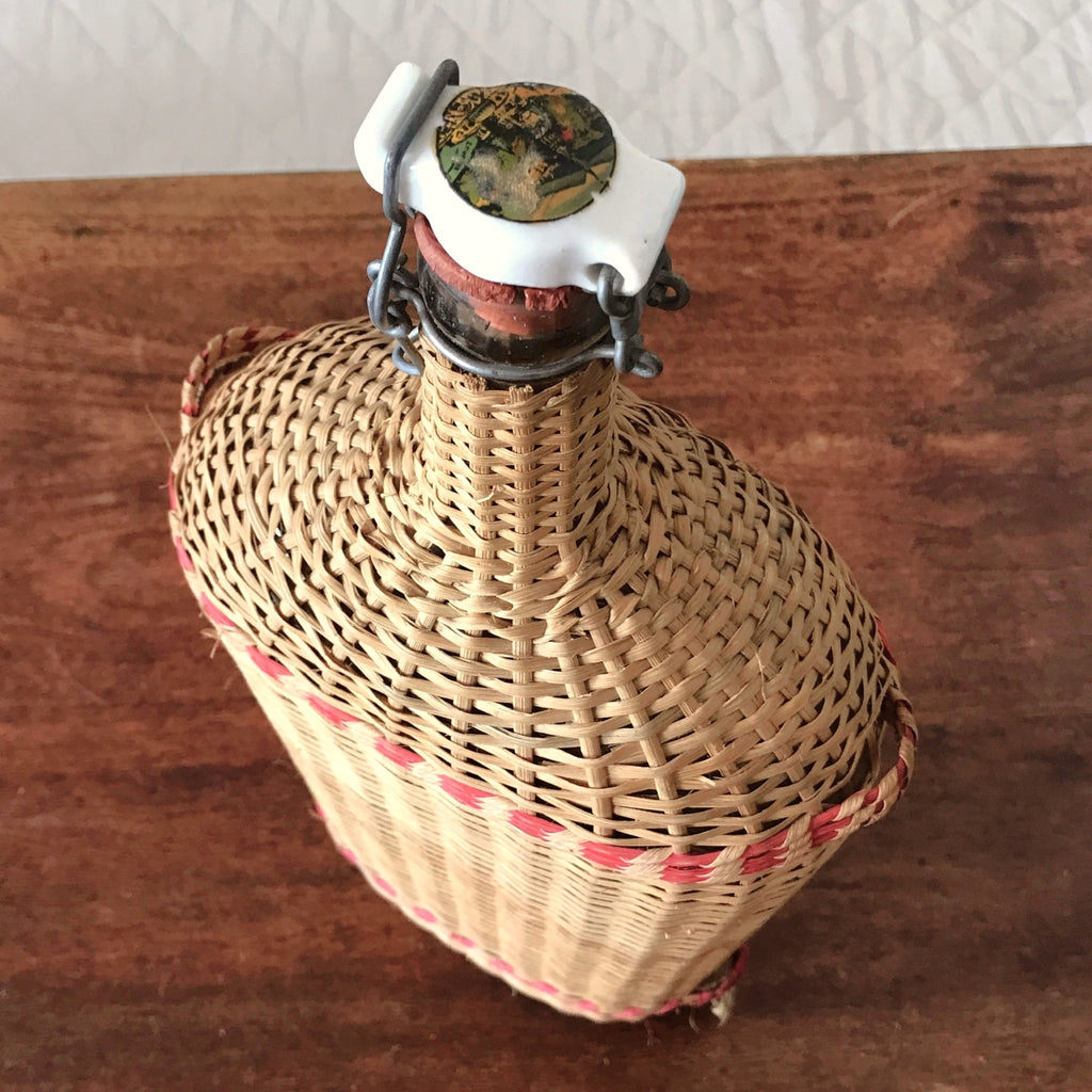 Grande bouteille décorative de 2,5 litres dans son écrin en rotin tressé Lourdes par Hello Broc brocante en ligne