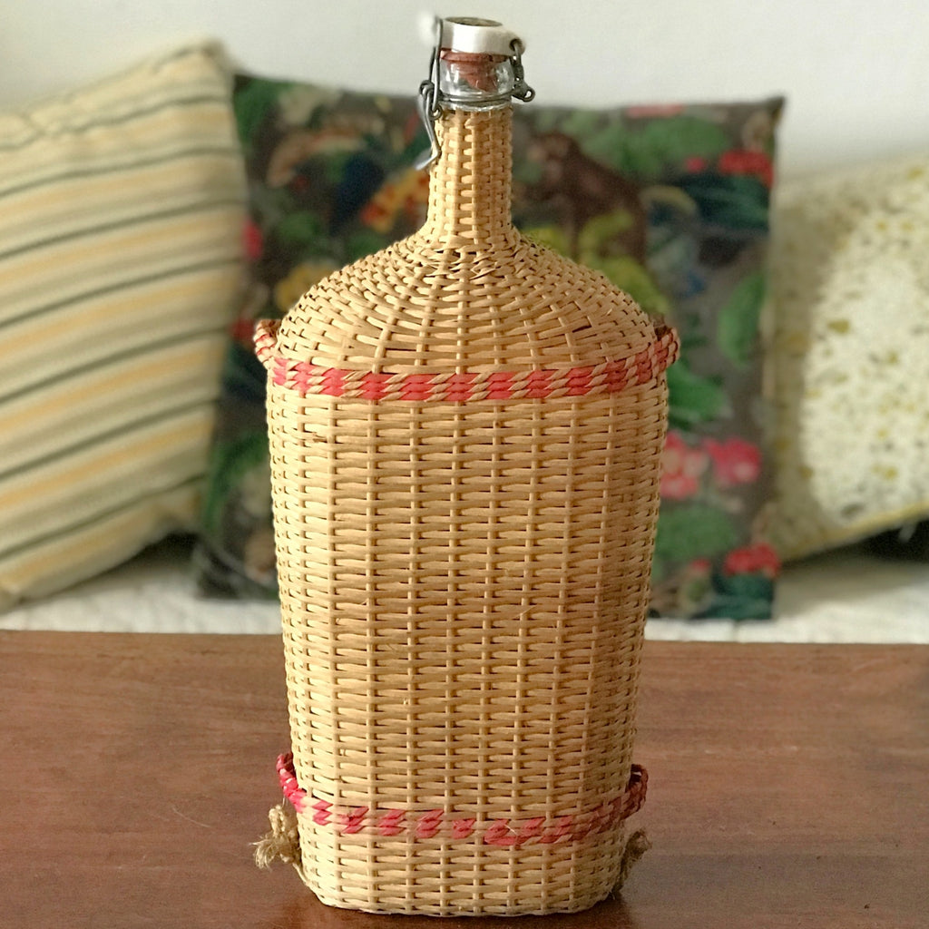 Grande bouteille décorative de 2,5 litres dans son écrin en rotin tressé Lourdes par Hello Broc brocante en ligne