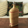 Grande bouteille décorative de 2,5 litres dans son écrin en rotin tressé Lourdes par Hello Broc brocante en ligne