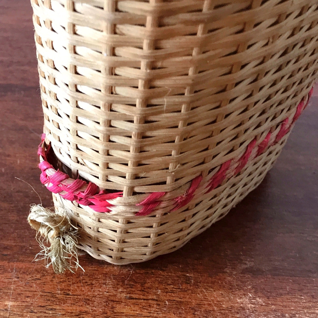 Grande bouteille décorative de 2,5 litres dans son écrin en rotin tressé Lourdes par Hello Broc brocante en ligne