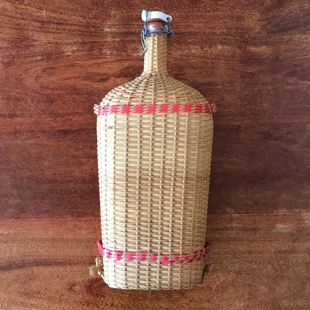 Grande bouteille décorative de 2,5 litres dans son écrin en rotin tressé Lourdes par Hello Broc brocante en ligne